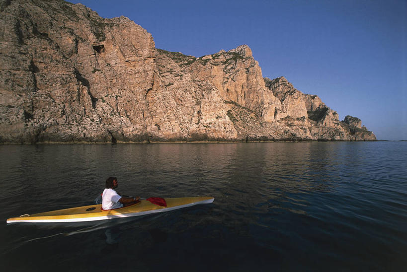 一个人,横图,室外,白天,海洋,山,船,意大利,欧洲,朦胧,模糊,岛,海岸线,天空,运输,摄影,西西里,地中海文化,独木舟,意大利文化,万里无云,埃加迪群岛,海滩,彩图,旅行