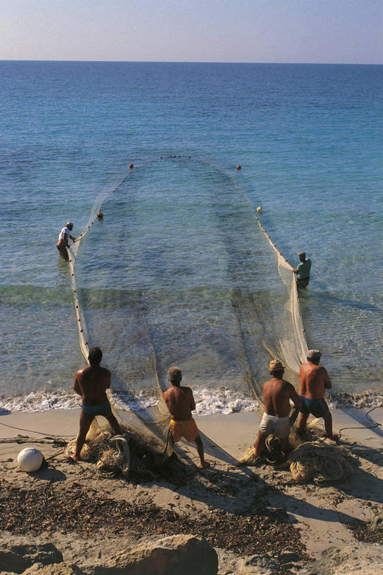 一个人,人群,站,竖图,俯视,室外,白天,旅游,度假,商务,渔业,海洋,美景,意大利,欧洲,阴影,朦胧,模糊,景观,水平线,拿着,娱乐,背面,天空,自然,职业,享受,休闲,景色,放松,工业,摄影,渔网,西西里,地中海文化,自然风光,鱼网,意大利文化,万里无云,埃加迪群岛,海滩,彩图,高角度拍摄,钓鱼