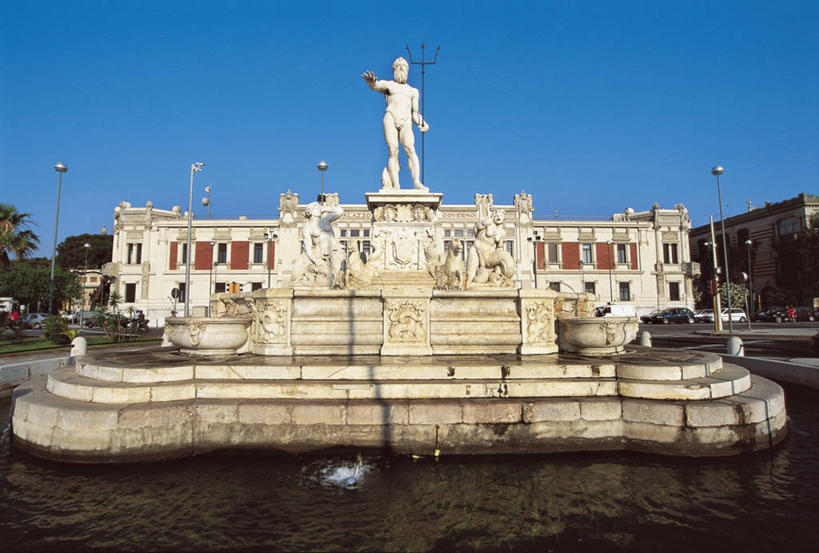 无人,横图,室外,白天,度假,水,建筑,路灯,喷泉,汽车,雕塑,意大利,欧洲,标志,雕像,符号,首都,标识,车,树,蓝色,天空,交通工具,运输,摄影,创造力,西西里,地中海文化,南欧,载具,意大利文化,海王星喷泉,万里无云,意大利共和国,西西里岛,墨西拿,性别符号,彩图,旅行,墨西拿省,男性符号