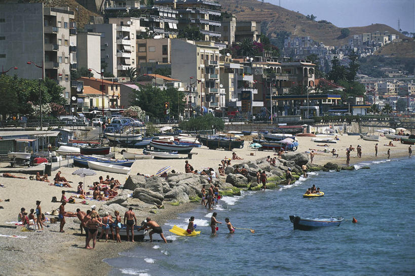 横图,俯视,室外,白天,度假,海浪,海洋,山,城市,建筑,船,意大利,欧洲,行人,游客,游人,朦胧,模糊,首都,许多人,路人,旅客,一群人,运输,摄影,西西里,地中海文化,南欧,意大利文化,万里无云,意大利共和国,西西里岛,墨西拿,过客,海滩,休闲活动,彩图,高角度拍摄,旅行,墨西拿省