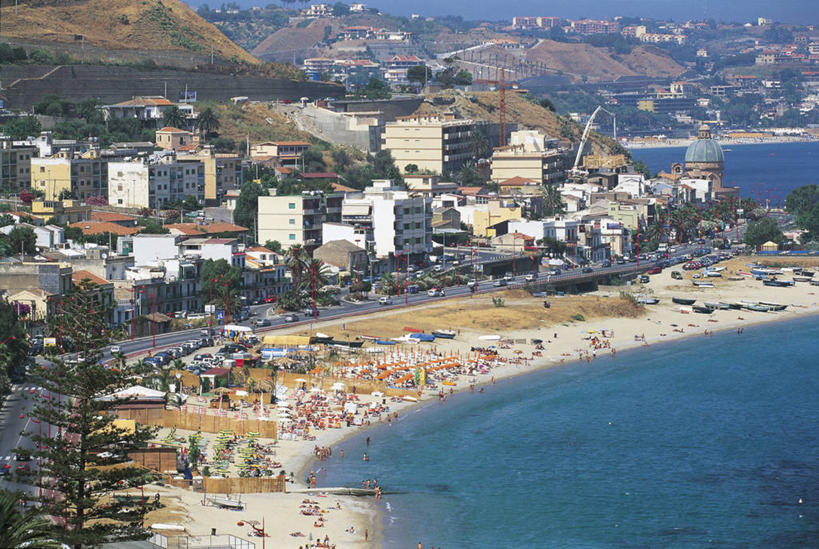 横图,俯视,室外,白天,度假,海洋,山,城市,建筑,意大利,欧洲,朦胧,模糊,海岸线,首都,许多人,树,一群人,摄影,西西里,地中海文化,南欧,意大利文化,意大利共和国,西西里岛,墨西拿,海滩,休闲活动,彩图,高角度拍摄,墨西拿省