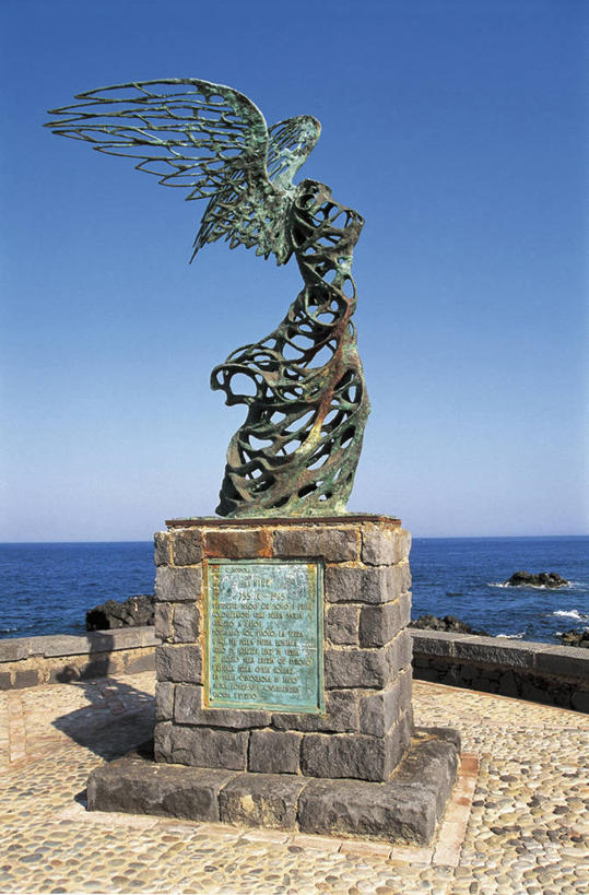 无人,竖图,室外,白天,海洋,建筑,雕塑,意大利,欧洲,阴影,雕像,水平线,一个,蓝色,自然,摄影,单个,创造力,西西里,地中海文化,底座,意大利文化,万里无云,胜利女神,彩图