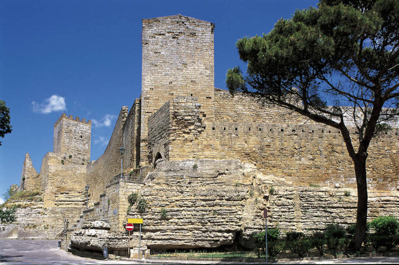 无人,横图,室外,白天,仰视,建筑,路,意大利,欧洲,城堡,云,历史,石墙,树,天空,摄影,西西里,地中海文化,意大利文化,恩纳省,彩图,低角度拍摄,过去