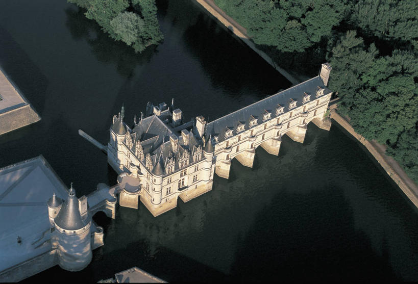 无人,宫殿,横图,俯视,航拍,室外,白天,河流,建筑,法国,欧洲,波纹,反射,城堡,屋顶,塔,历史,树,地标建筑,摄影,西欧,鸟瞰,地中海文化,法兰西,豪宅,法国文化,法兰西共和国,卢瓦尔河谷,法兰西第五共和国,安德尔.卢瓦尔省,中央大区,昂布瓦斯,舍农索城堡,雪侬梭城堡,彩图,高角度拍摄,过去