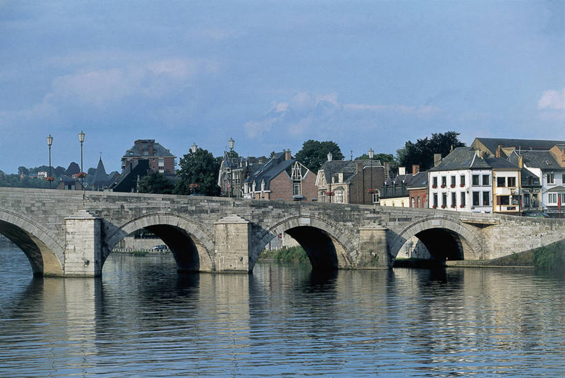 无人,横图,室外,白天,河流,城市,建筑,比利时,欧洲,反射,云,拱门,桥,联系,拱桥,树,天空,摄影,那慕尔,彩图,瓦隆