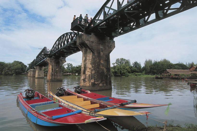 四个人,横图,室外,白天,旅游,度假,河流,美景,建筑,船,泰国,亚洲,朦胧,模糊,反射,景观,云,桥,娱乐,树,天空,自然,享受,休闲,景色,放松,运输,摄影,宁静,自然风光,北碧,彩图