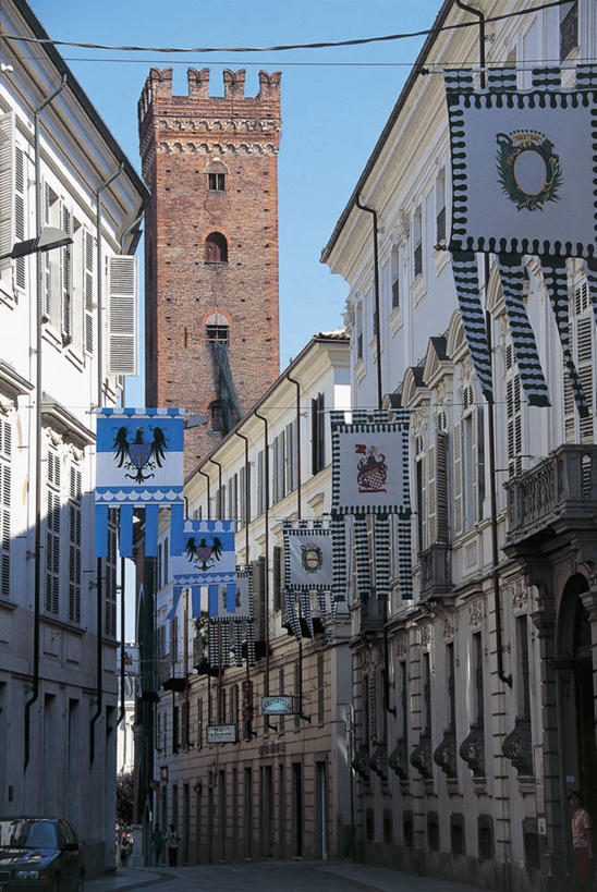 无人,竖图,室外,白天,城市,建筑,街道,旗帜,意大利,欧洲,阴影,标语,摄影,地中海文化,意大利文化,万里无云,彩图