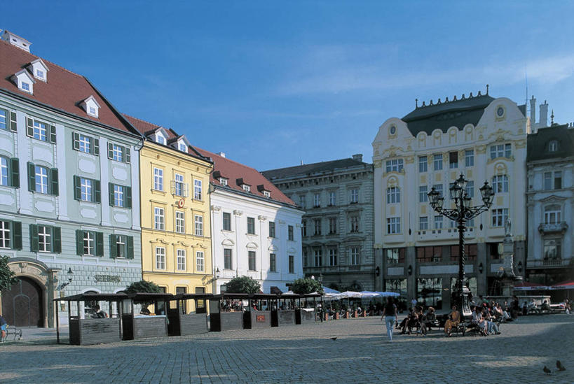 人群,横图,室外,白天,度假,城市,建筑,路灯,欧洲,斯洛伐克,行人,游客,游人,朦胧,模糊,长椅,首都,路人,旅客,树,蓝色,天空,摄影,布拉迪斯拉发,过客,彩图