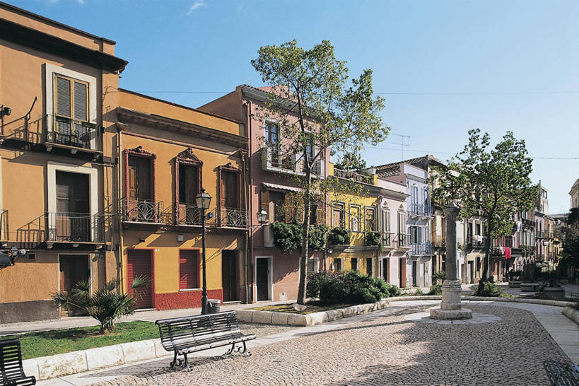 无人,栏杆,横图,室外,白天,阳台,城市,建筑,路灯,意大利,欧洲,阴影,长椅,树,蓝色,摄影,地中海文化,意大利文化,万里无云,卡利亚里,撒丁岛,彩图