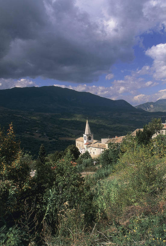 无人,教堂,竖图,室外,白天,山,山脉,建筑,意大利,欧洲,地形,云,天气,草,树,风景,天空,自然,季节,摄影,宗教,基督教,宗教建筑,地中海文化,意大利文化,灵性,自然地理,彩图,亚平宁山脉