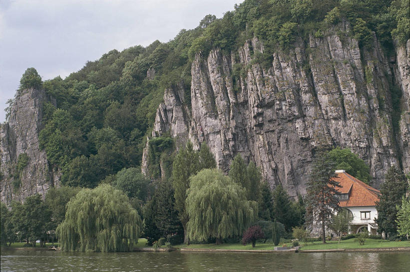 无人,码头,横图,室外,白天,旅游,度假,河流,美景,港口,建筑,比利时,欧洲,反射,景观,悬崖,云,娱乐,树,天空,自然,享受,休闲,景色,放松,摄影,自然风光,自然地理,岩石,彩图,摆渡口,埠头,渡口,渡头,港湾,海港,货运码头,口岸,商港,阿登