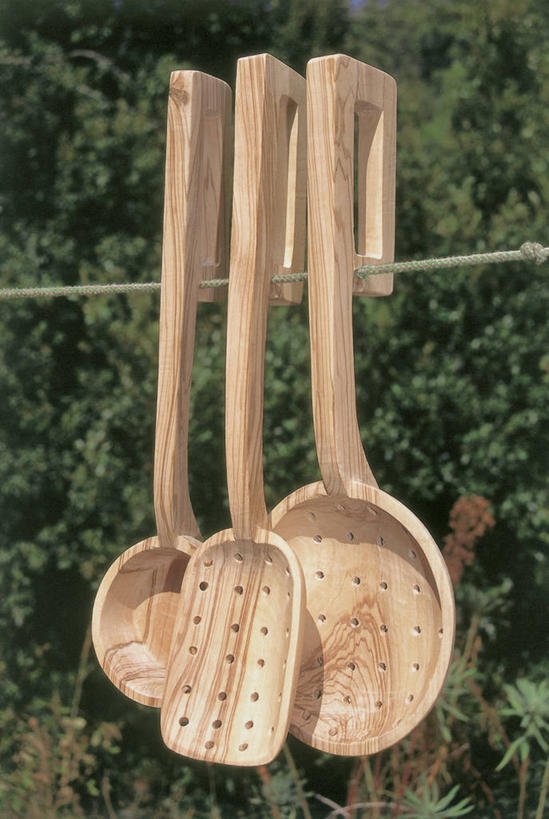 无人,竖图,室外,特写,白天,静物,一排,吊挂,悬挂,整齐,木制,挂,设备,物品,树,排列,三个,工艺品,晾衣服,摄影,长柄勺,队列,刮刀,厨房器具,想法,美术工艺,彩图