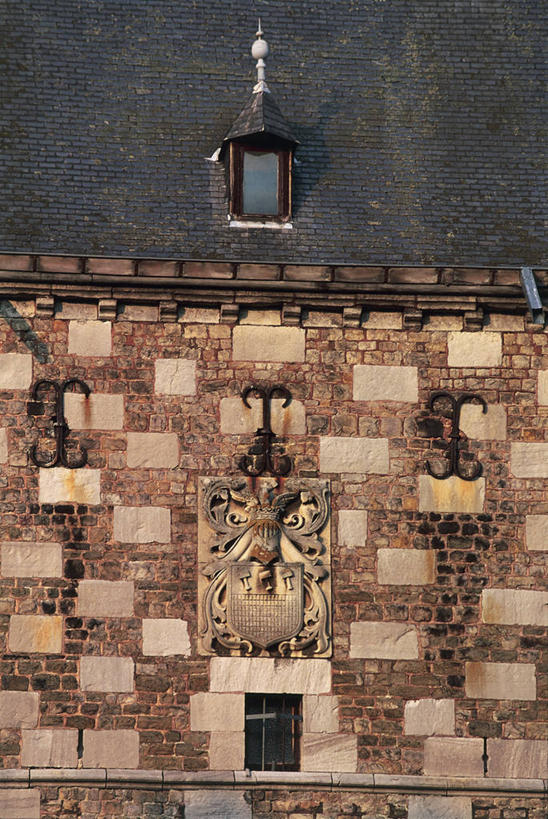 无人,竖图,室外,白天,建筑,雕塑,比利时,欧洲,城堡,围墙,历史,摄影,盾形徽章,彩图,瓦隆,过去