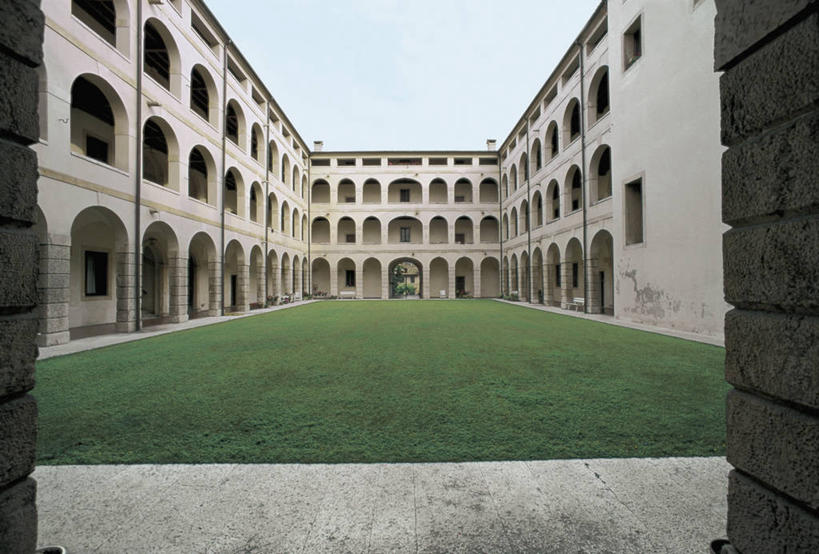 无人,横图,室外,白天,城市,建筑,意大利,欧洲,柱子,庭院,拱门,草,绿色,摄影,回廊,地中海文化,意大利文化,威尼托大区,万里无云,拱廊,维琴察,彩图