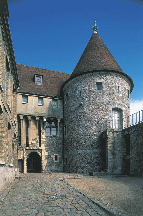 无人,栏杆,竖图,室外,白天,建筑,路,法国,欧洲,城堡,拱门,尖顶,历史,蓝色,摄影,地中海文化,万里无云,诺曼底,彩图