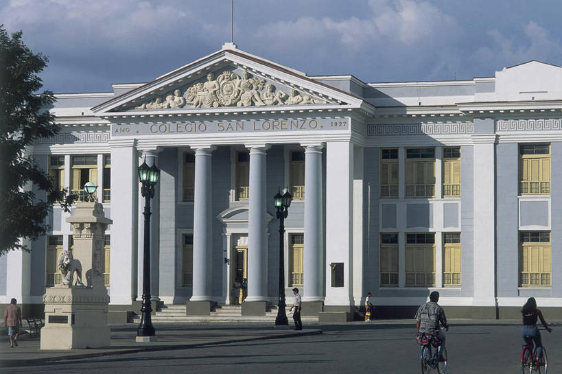 四个人,人群,学校,教学楼,横图,室外,白天,城市,建筑,路灯,自行车,汽车,雕塑,古巴,加勒比海,阴影,朦胧,模糊,雕像,柱子,云,城镇,教育,校园,台阶,车,树,天空,交通工具,教室,大西洋,运输,摄影,北美,西印度群岛,拉丁美洲,载具,西恩富戈斯,男人,女人,彩图,教学大楼