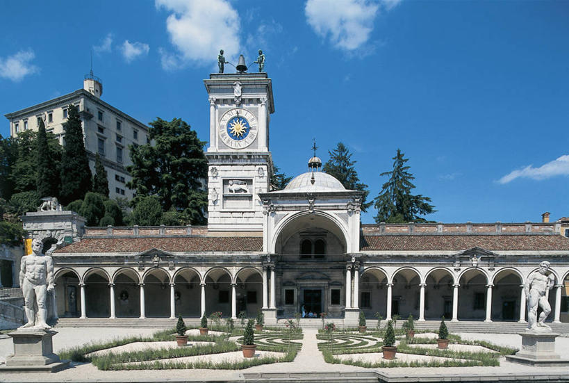 无人,横图,室外,白天,城市,建筑,雕塑,意大利,欧洲,标志,雕像,符号,柱子,庭院,云,拱门,塔,尖顶,历史,标识,钟塔,树,天空,摄影,圆顶建筑,地中海文化,南欧,意大利文化,意大利共和国,性别符号,柱廊,弗留利.威尼斯朱利亚,弗留利.威尼斯朱利亚大区,彩图,男性符号,乌迪内,过去