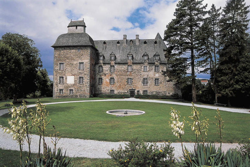 无人,横图,室外,白天,窗户,建筑,法国,欧洲,城堡,云,小路,历史,草,树,天空,摄影,地中海文化,奥弗涅,彩图,过去