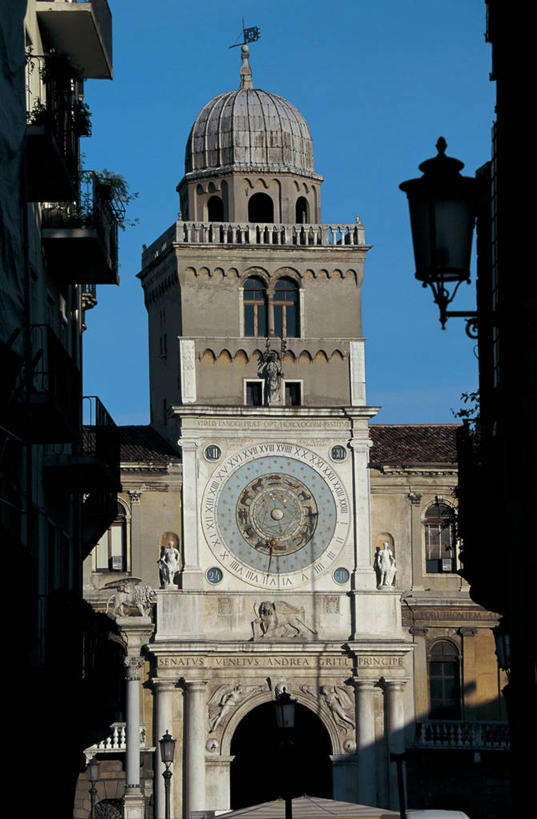 无人,竖图,室外,白天,仰视,通讯,城市,意大利,欧洲,阴影,拱门,钟塔,蓝色,摄影,圆顶建筑,地中海文化,意大利文化,威尼托大区,帕多瓦,彩图,低角度拍摄