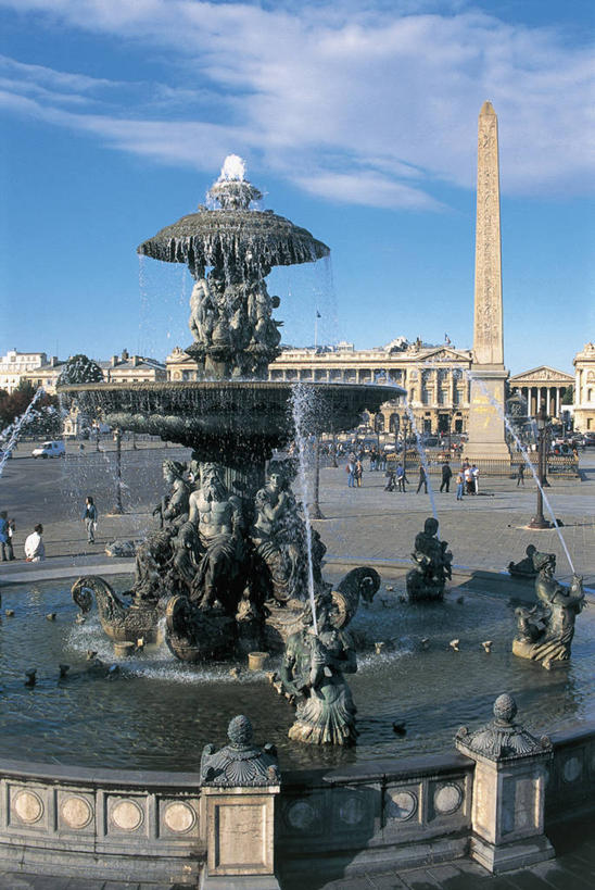 人群,广场,竖图,室外,白天,水,城市,建筑,喷泉,雕塑,法国,欧洲,行人,游客,游人,喷,飞溅,朦胧,模糊,标志,雕像,符号,柱子,云,塔,首都,历史,标识,路人,旅客,天空,地标建筑,摄影,地中海文化,政府,法国文化,协和广场,性别符号,法兰西岛大区,过客,彩图,男性符号,过去