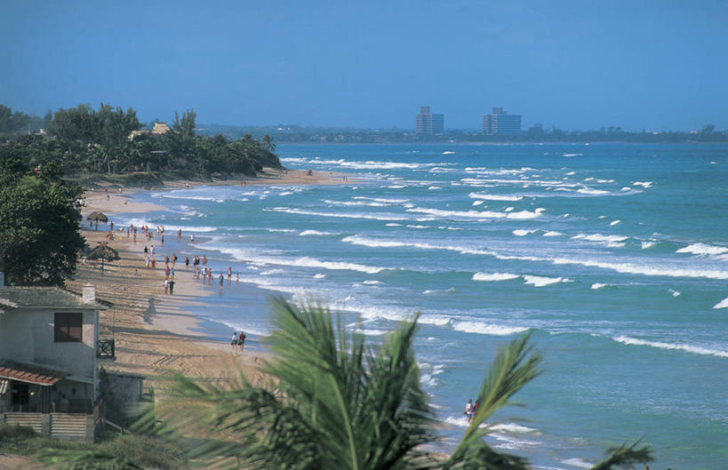 横图,俯视,室外,白天,度假,海浪,海洋,建筑,棕榈树,古巴,加勒比海,行人,游客,游人,阴影,朦胧,模糊,沙子,海岸线,许多人,路人,旅客,树,蓝色,风景,自然,波浪,一群人,大西洋,摄影,北美,北美洲,西印度群岛,拉丁美洲,美洲,万里无云,省会,北亚美利加洲,亚美利加洲,古巴共和国,马坦萨斯省,过客,海滩,休闲活动,步行,彩图,高角度拍摄,马坦萨斯,瓦拉德罗