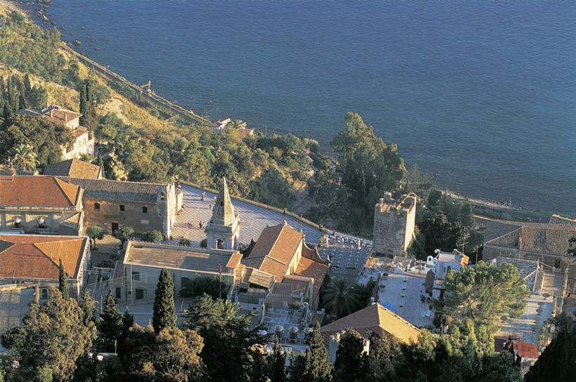 无人,横图,俯视,室外,白天,海洋,城市,建筑,意大利,欧洲,屋顶,海岸线,树,风景,摄影,西西里,地中海文化,意大利文化,陶尔米纳,海滩,彩图,高角度拍摄