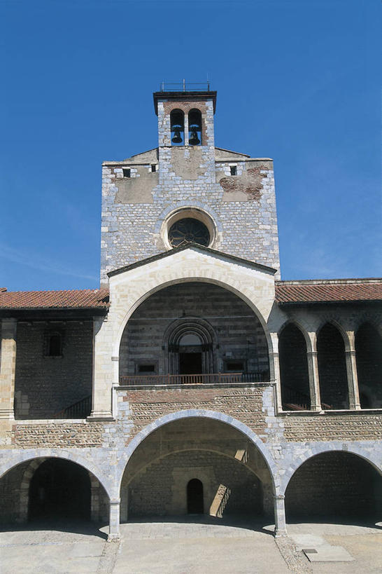 无人,宫殿,竖图,室外,白天,仰视,建筑,法国,欧洲,柱子,庭院,拱门,历史,蓝色,摄影,地中海文化,万里无云,佩皮尼昂,彩图,低角度拍摄,过去