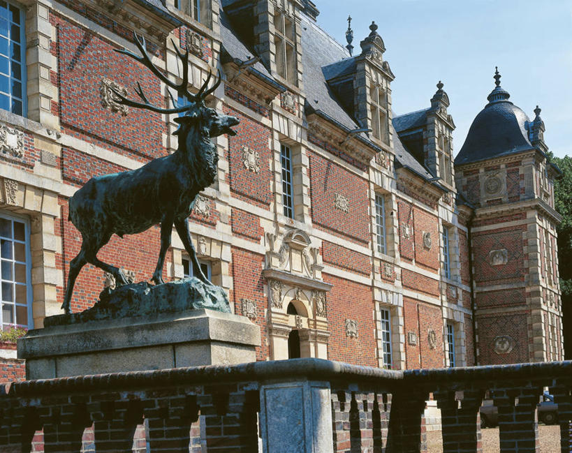 无人,栏杆,横图,室外,白天,仰视,建筑,鹿,雕塑,法国,欧洲,装饰,雕像,城堡,云,尖顶,历史,天空,摄影,圆顶建筑,地中海文化,底座,上诺曼底,彩图,低角度拍摄,过去