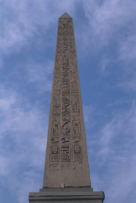 无人,竖图,室外,白天,仰视,建筑,法国,欧洲,标志,文字,柱子,字符,字母,云,塔,首都,标识,天空,地标建筑,摄影,地中海文化,法国文化,协和广场,法兰西岛大区,彩图,低角度拍摄