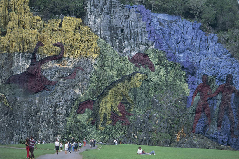 人群,横图,室外,白天,石头,峡谷,古巴,加勒比海,行人,游客,游人,朦胧,模糊,石子,墙,悬崖,山谷,许多人,休闲装,路人,旅客,壁画,草,一群人,大西洋,摄影,西印度群岛,拉丁美洲,岩层,比那尔德里奥,过客,男人,女人,石块,岩石,步行,彩图