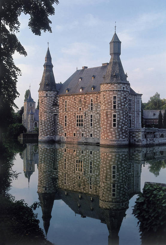 无人,码头,竖图,室外,白天,水,港口,建筑,比利时,欧洲,反射,城堡,尖顶,文艺复兴,历史,树,天空,摄影,彩图,摆渡口,埠头,渡口,渡头,港湾,海港,货运码头,口岸,商港,瓦隆,过去