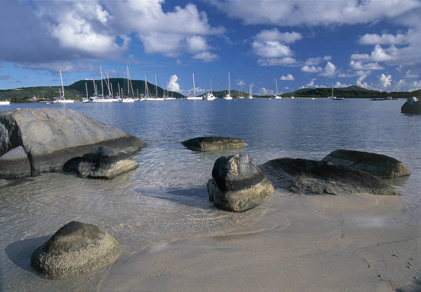 无人,横图,室外,白天,海洋,山,船,加勒比海,反射,云,天空,自然,大西洋,运输,摄影,宁静,西印度群岛,英属维京群岛,帆樯,桅竿,海滩,岩石,彩图,海港,帆柱