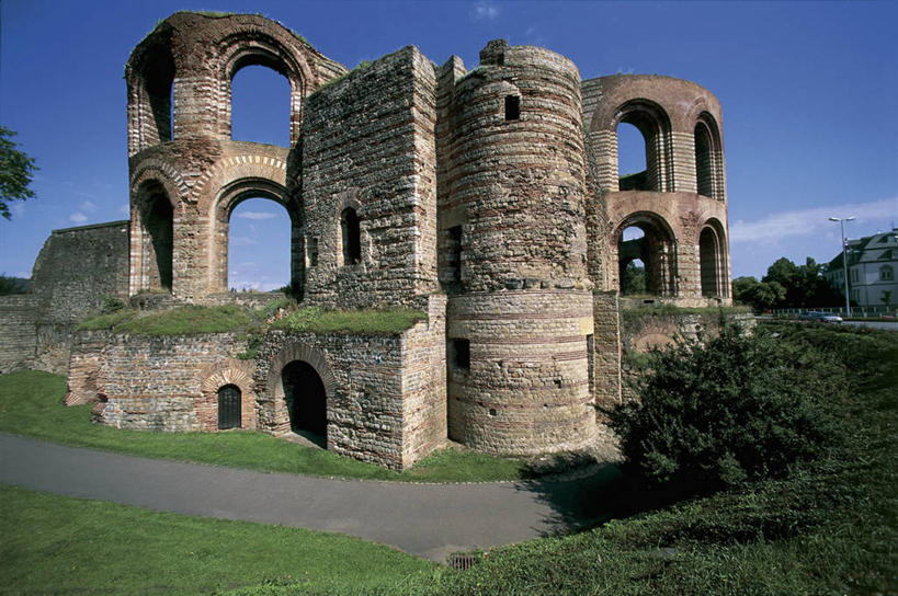 无人,横图,室外,白天,建筑,德国,欧洲,云,拱门,历史,废墟,草,树,天空,温泉池,摄影,西欧,德意志联邦共和国,莱茵兰.普法尔茨州,特里尔,彩图,过去