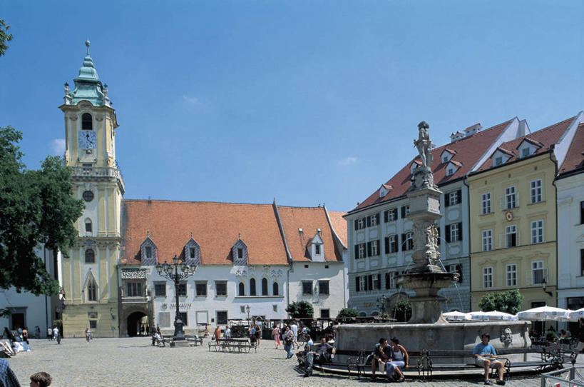 人群,横图,室外,白天,度假,水,城市,建筑,路灯,喷泉,欧洲,斯洛伐克,行人,游客,游人,朦胧,模糊,古城,首都,历史,路人,旅客,树,蓝色,摄影,政府大楼,市政厅,政府,万里无云,布拉迪斯拉发,过客,彩图,旅行,过去