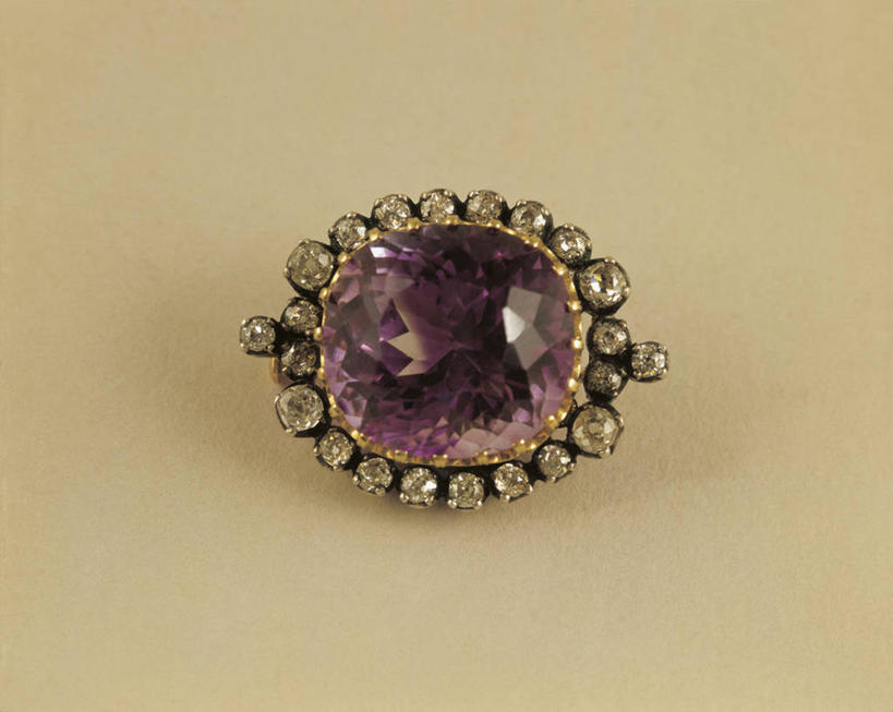 无人,横图,室内,特写,奢侈,时尚,银,珠宝,意大利,欧洲,形状,装饰,金属,圆形,矿石,古典,历史,钻石,黄金,古代,一个,紫色,工艺品,财富,摄影,单个,古董,胸针,昂贵,贵重,高雅,宝石,西欧,地中海文化,南欧,华贵,坚定,意大利文化,紫水晶,宝贵,美术工艺,几何形状,彩图,影棚拍摄,人工宝石,人造宝石,贵重宝石