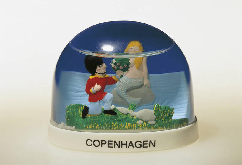 无人,横图,室内,特写,白色背景,玩具,雕塑,日光,艺术,装饰,透明,标志,雕刻,雕像,符号,商品,文字,光,浪漫,标识,花,一个,插花,纪念品,工艺品,花束,虚构,摄影,单个,纪念,英文字母,美术,创造力,记忆,主题,陈列,功能,美学,雪花球,性别符号,超自然,想法,彩图,影棚拍摄,爱,给予,男性符号,美人鱼,人鱼