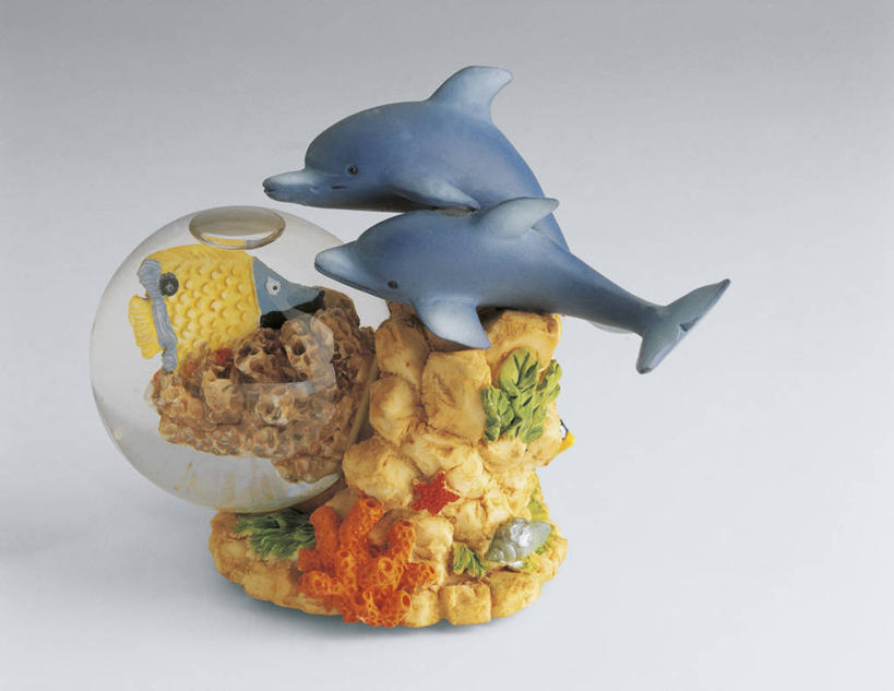 游泳,无人,横图,室内,特写,白色背景,哺乳动物,海豚,野生动物,玩具,雕塑,艺术,装饰,透明,雕刻,雕像,商品,鱼类,一个,动物,纪念品,工艺品,摄影,单个,纪念,美术,创造力,记忆,主题,陈列,功能,美学,雪花球,鲸类,想法,岩石,彩图,影棚拍摄