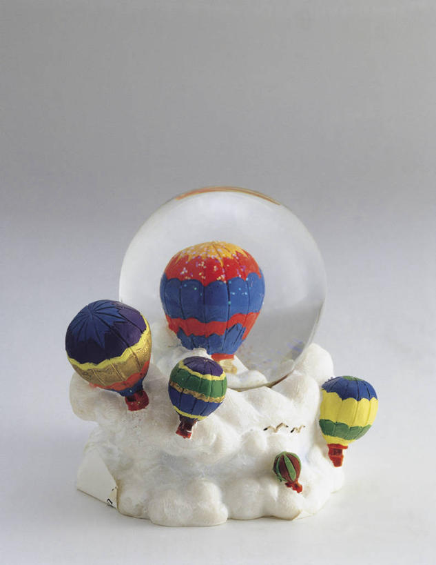 无人,竖图,室内,特写,白天,自由,运动,玩具,雕塑,形状,艺术,装饰,透明,雕刻,雕像,商品,一个,纪念品,热气球,工艺品,球体,摄影,单个,纪念,美术,创造力,记忆,主题,陈列,功能,美学,雪花球,三维图形,无忧无虑,几何形状,冒险,彩图,影棚拍摄