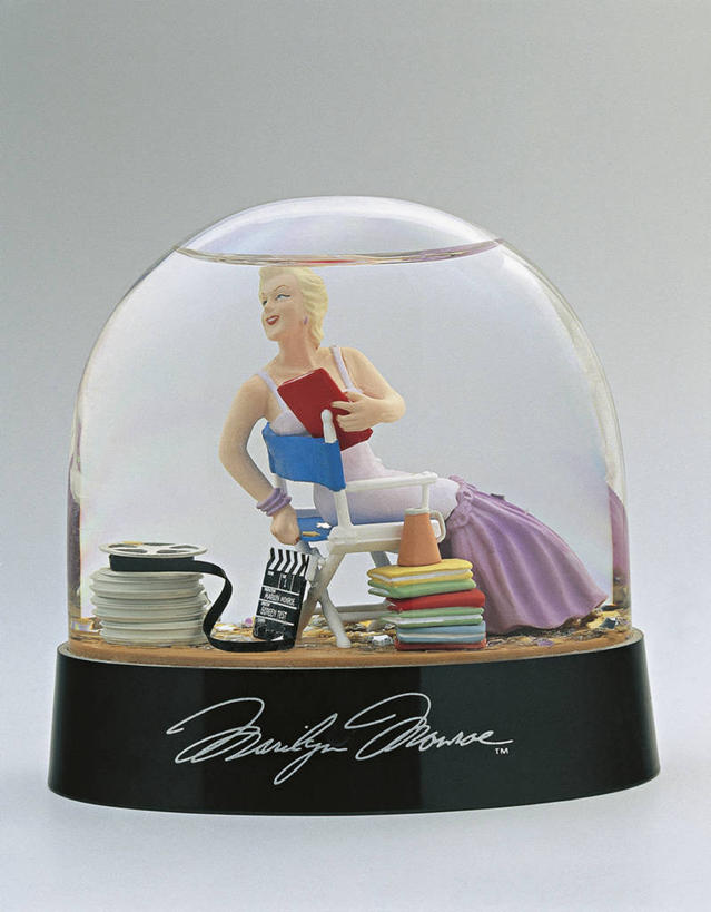 无人,演员,电影明星,坐,竖图,室内,特写,家具,餐具,玩具,椅子,雕塑,堆叠,艺术,装饰,透明,标志,雕刻,雕像,符号,商品,文字,塑胶,表演者,标识,座位,排列,一个,纪念品,马克杯,装饰物,工艺品,摄影,明星,单个,纪念,英文字母,幽默,美术,创造力,简单,记忆,主题,陈列,玛丽莲.梦露,功能,美学,雪花球,性别符号,电影胶片,梦露,诺玛.琼.培克,玻璃杯,影视明星,彩图,影棚拍摄,男性符号,名声,电影摄像机