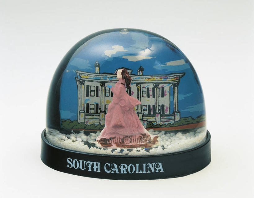 无人,站,横图,室内,特写,白色背景,建筑,玩具,雕塑,艺术,装饰,透明,雕刻,雕像,符号,商品,文字,塑胶,一个,纪念品,工艺品,摄影,单个,纪念,英文字母,美术,创造力,记忆,主题,陈列,功能,美学,雪花球,彩图,影棚拍摄,名声