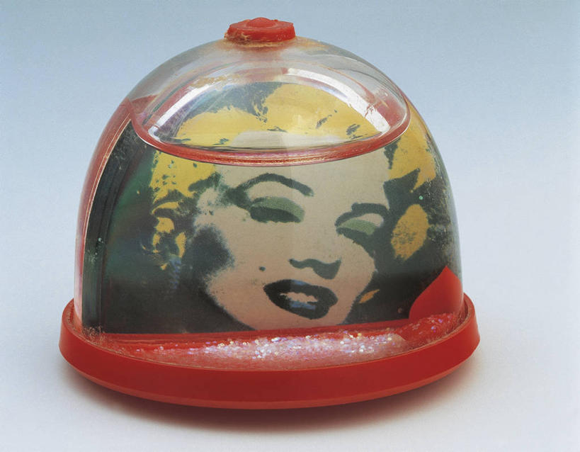 无人,演员,电影明星,横图,室内,特写,玩具,雕塑,艺术,装饰,透明,雕刻,雕像,符号,商品,文字,塑胶,表演者,一个,纪念品,工艺品,摄影,明星,单个,纪念,英文字母,美术,创造力,记忆,主题,陈列,玛丽莲.梦露,功能,美学,雪花球,梦露,诺玛.琼.培克,影视明星,彩图,影棚拍摄,名声