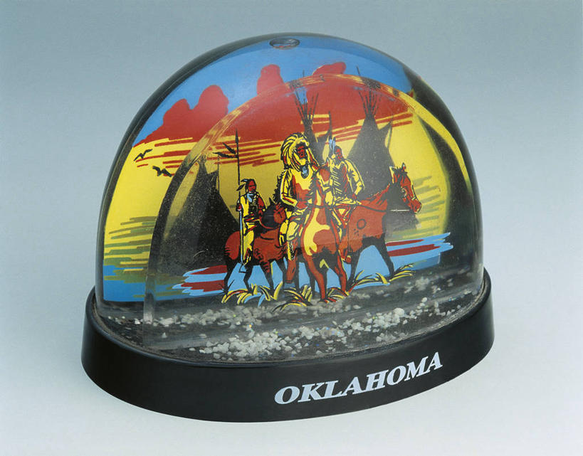 无人,横图,室内,特写,旅游,度假,马,玩具,雕塑,美国,骑马,艺术,装饰,透明,标志,雕刻,雕像,符号,商品,文字,帐篷,塑胶,历史,娱乐,标识,一个,骑,动物,纪念品,工艺品,享受,休闲,武器,放松,摄影,单个,纪念,英文字母,美术,创造力,北美,北美洲,记忆,主题,美洲,露营,野营,矛,陈列,印第安人,宿营,功能,美学,北亚美利加洲,亚美利加洲,雪花球,俄克拉何马,俄克拉何马州,俄克拉荷马州,奥克拉荷马,抢先之州,性别符号,彩图,影棚拍摄,美利坚合众国,男性符号,俄克拉荷马市,过去