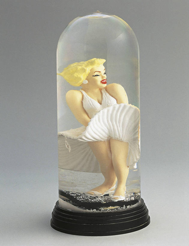 无人,演员,电影明星,站,竖图,室内,特写,自由,风,玩具,雕塑,艺术,装饰,透明,雕刻,雕像,商品,塑胶,表演者,一个,纪念品,工艺品,摄影,明星,单个,纪念,幽默,美术,创造力,简单,记忆,主题,陈列,玛丽莲.梦露,功能,美学,雪花球,梦露,诺玛.琼.培克,无忧无虑,影视明星,彩图,影棚拍摄,名声