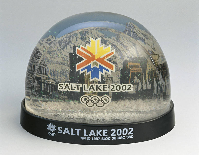 无人,横图,室内,特写,白色背景,运动,竞争,玩具,雕塑,美国,艺术,装饰,透明,雕刻,雕像,符号,商品,数字,文字,一个,纪念品,戒指,工艺品,摄影,单个,纪念,英文字母,美术,创造力,北美,北美洲,记忆,主题,美洲,陈列,功能,美学,北亚美利加洲,亚美利加洲,犹他,雪花球,盐湖城,冬季运动,想法,大写字母,彩图,影棚拍摄,美利坚合众国,盐湖县