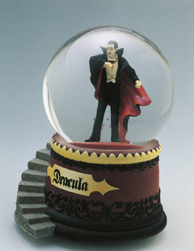 无人,竖图,室内,特写,玩具,雕塑,艺术,装饰,透明,标志,雕刻,雕像,符号,商品,文字,标识,台阶,一个,纪念品,工艺品,虚构,摄影,单个,纪念,英文字母,美术,创造力,记忆,主题,吸血鬼,陈列,功能,美学,雪花球,性别符号,惊骇,想法,彩图,影棚拍摄,男性符号