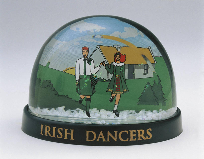 无人,横图,室内,特写,白色背景,建筑,玩具,雕塑,欧洲,表演,艺术,装饰,透明,标志,雕刻,雕像,符号,商品,文字,塑胶,表演者,标识,扮演,一个,衣服,纪念品,工艺品,乐趣,摄影,单个,纪念,英文字母,美术,创造力,演出,享乐,西欧,北欧,记忆,主题,陈列,欧洲文化,爱尔兰共和国,功能,美学,雪花球,性别符号,舞者,彩图,影棚拍摄,传统服装,舞蹈,男性符号,传统文化,爱尔兰文化