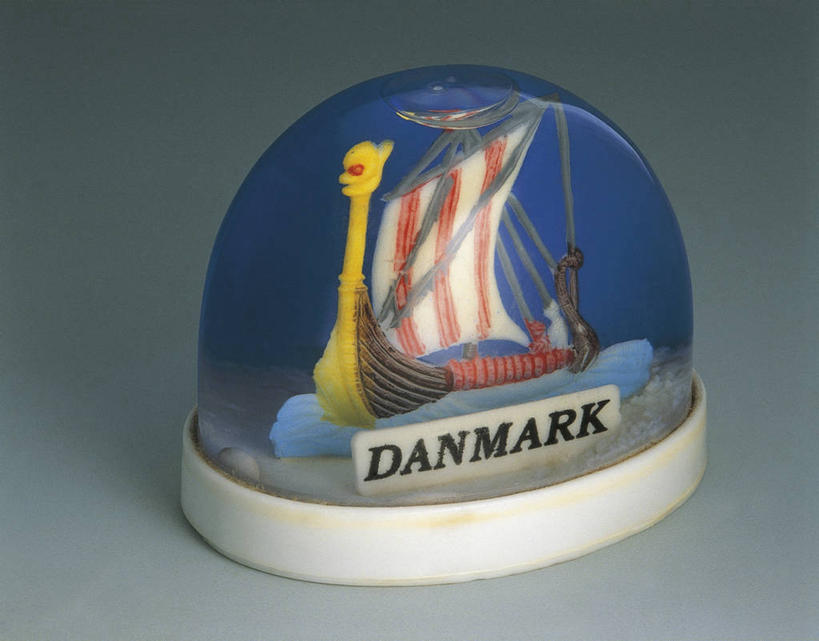 帆船,无人,横图,室内,特写,船,玩具,雕塑,丹麦,欧洲,艺术,装饰,透明,雕刻,雕像,符号,商品,文字,一个,纪念品,工艺品,运输,摄影,单个,纪念,英文字母,美术,创造力,西欧,北欧,记忆,主题,陈列,斯堪狄纳维亚半岛,功能,美学,雪花球,维京船,想法,大写字母,彩图,影棚拍摄