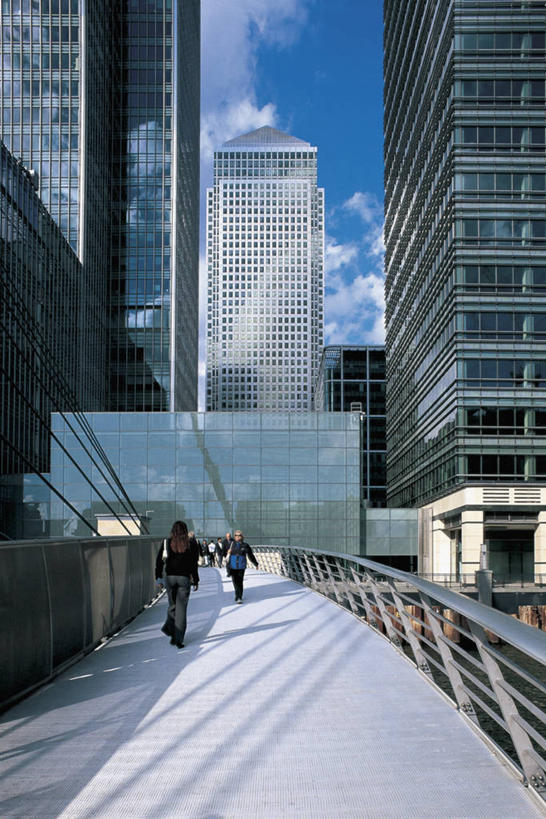 成年人,四个人,人群,栏杆,竖图,室外,白天,正面,城市,建筑,摩天大楼,英国,欧洲,伦敦,加拿大,行人,朦胧,模糊,云,桥,首都,联系,拿着,休闲装,英格兰,背面,衣服,天空,办公大楼,摄影,人行桥,北美,北美洲,西欧,都市风光,北欧,美洲,大不列颠,金丝雀码头,大不列颠及北爱尔兰联合王国,大不列颠及爱尔兰联合王国,北亚美利加洲,亚美利加洲,雾都,英吉利,大伦敦,男人,男性,女人,女性,休闲活动,步行,彩图,旅行,陶尔哈姆莱茨区,内伦敦,大不列颠王国,大英帝国,联合王国,日不落帝国