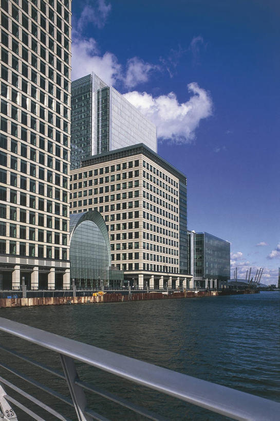 无人,栏杆,竖图,室外,白天,海洋,水,城市,建筑,摩天大楼,英国,欧洲,伦敦,河岸,云,首都,英格兰,天空,办公大楼,摄影,西欧,都市风光,北欧,大不列颠,金丝雀码头,大不列颠及北爱尔兰联合王国,大不列颠及爱尔兰联合王国,雾都,英吉利,大伦敦,彩图,旅行,陶尔哈姆莱茨区,内伦敦,大不列颠王国,大英帝国,联合王国,日不落帝国