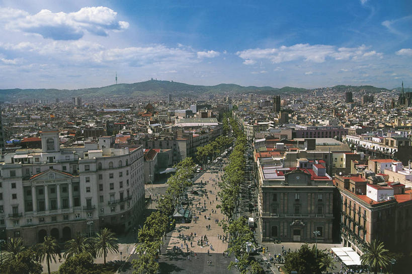 人群,横图,俯视,室外,白天,度假,美景,城市风光,城市,建筑,西班牙,欧洲,巴塞罗那,朦胧,模糊,景观,云,许多人,历史,娱乐,树,天空,地标建筑,一群人,享受,休闲,景色,放松,摄影,西欧,地中海文化,都市风光,南欧,加泰隆尼亚,伊比利亚半岛,兰布拉斯大道,彩图,高角度拍摄,旅行,巴塞罗那省